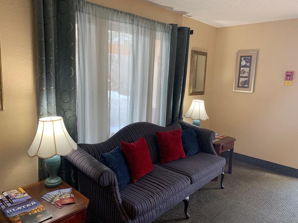 Super 8 By Wyndham Newburgh/West Point Stewart Intl Airport Motel Buitenkant foto